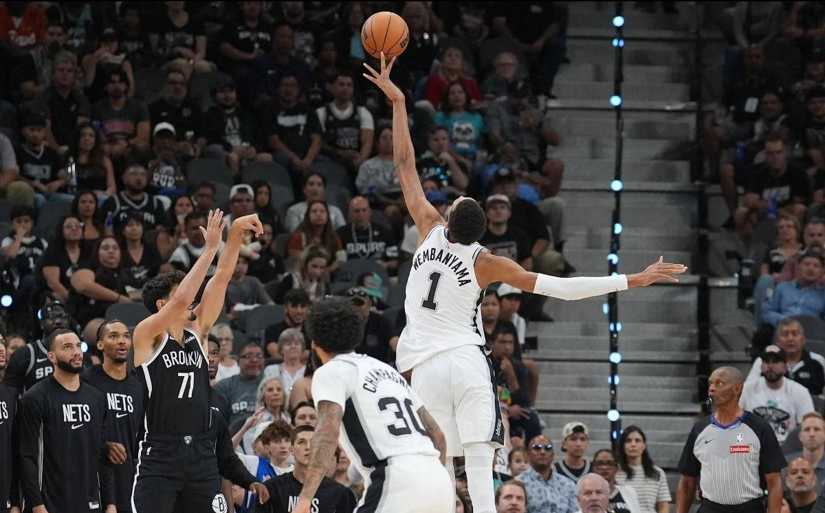 马刺碾压新疆队，莫兰特带队取胜