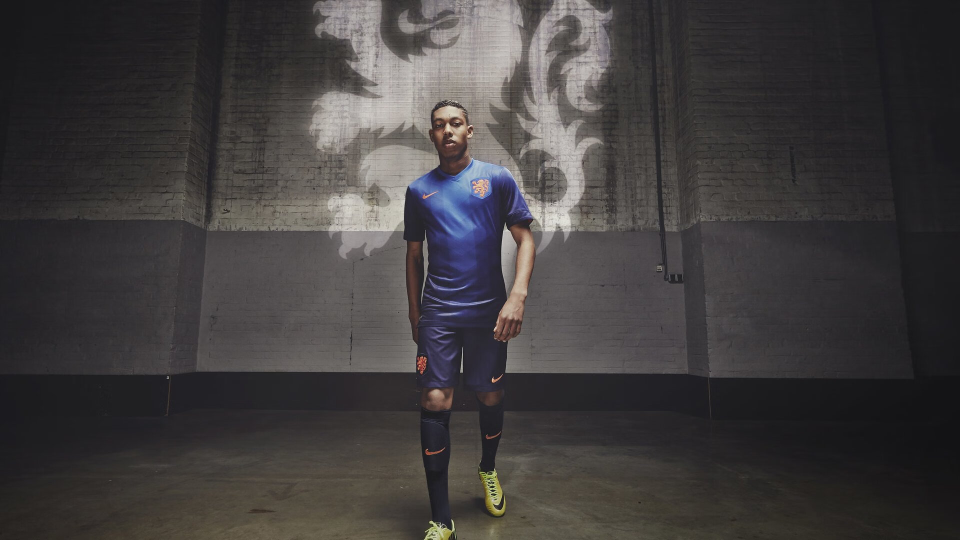 教科书与惊雷，老去的国王仍在传授，但新时代已经敲门