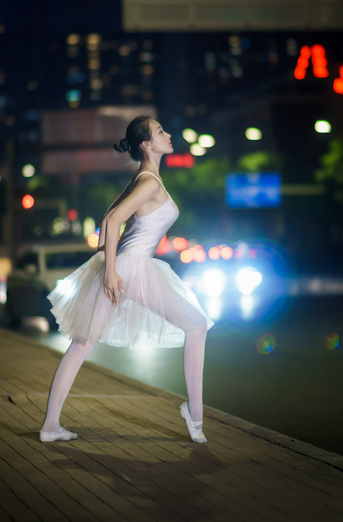 神谕失声夜,当非洲雄狮撕碎青铜盾阵,一个男人让两种足球哲学的对峙终结