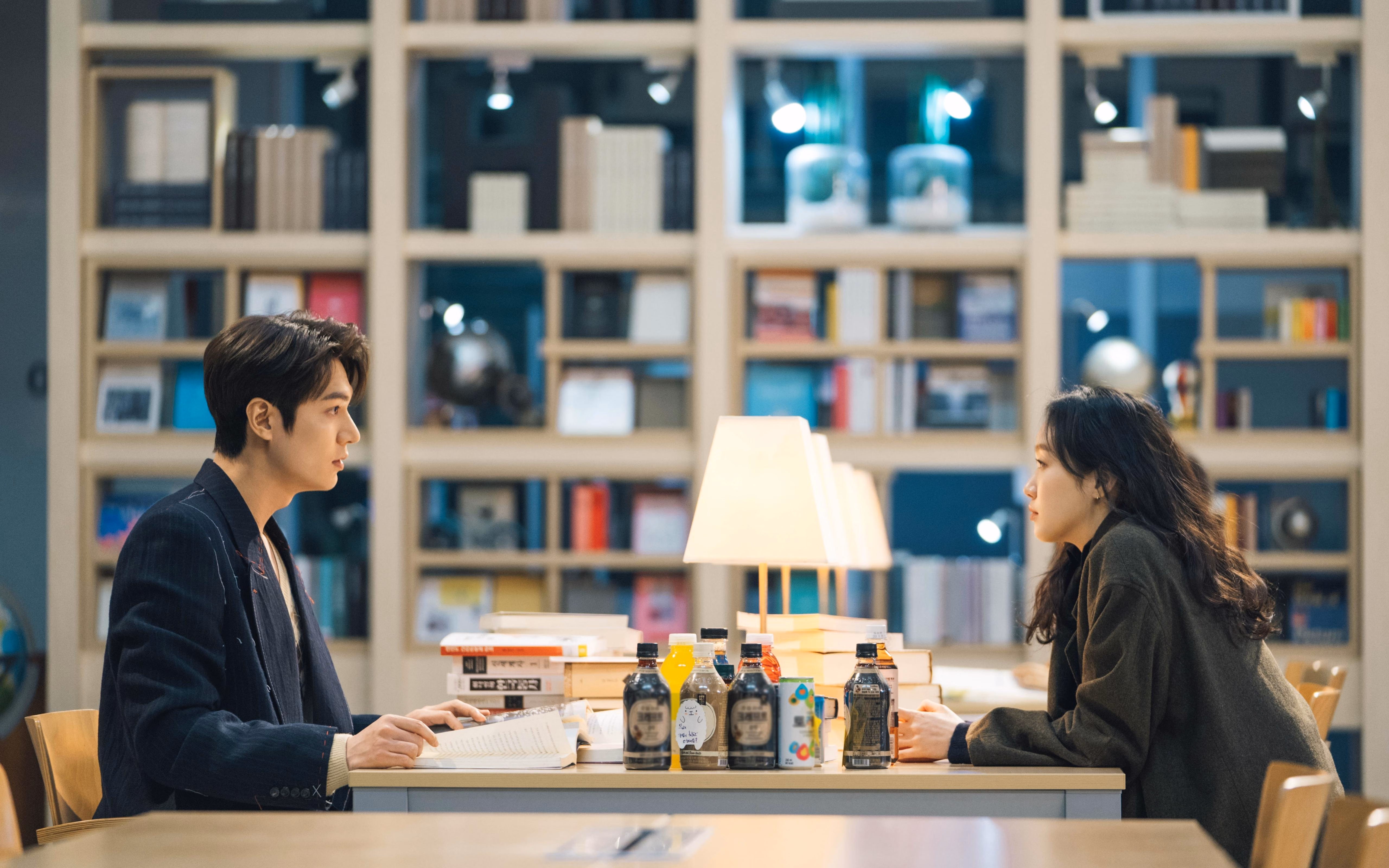 黑色闪电撕裂黄昏,星条旗在风沙中升起